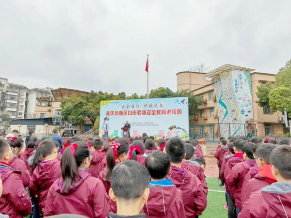 天盈资本配资 高新警方开展“学雷锋纪念日 安全教育进校园”活动